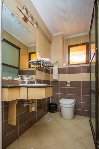 Bathroom 5, The Clarion Hotel, Starehe