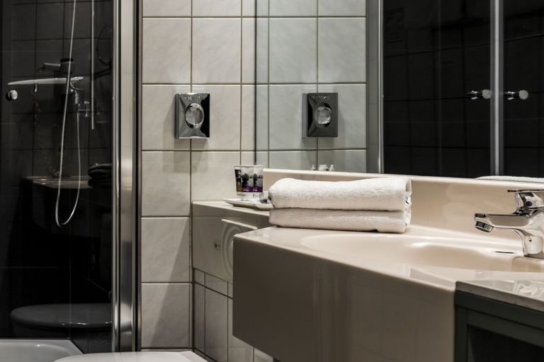 Bathroom 5, Mercure Hotel Frankfurt City Messe, Frankfurt am Main