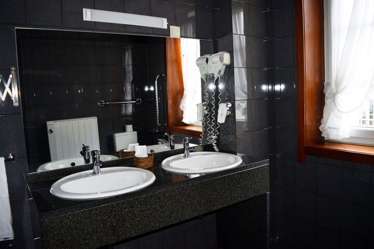 Bathroom 4, Hotel Dona Sofia, Braga