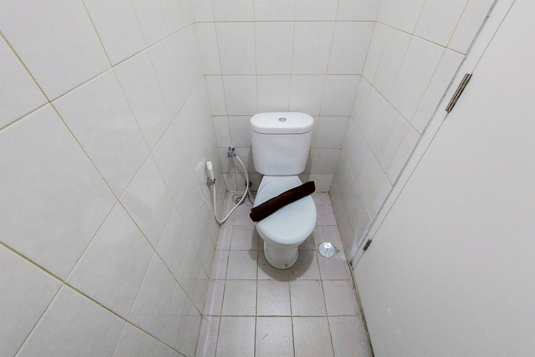 Bathroom 4, Comfy Studio at Poris 88 Apartment By Travelio, Tangerang