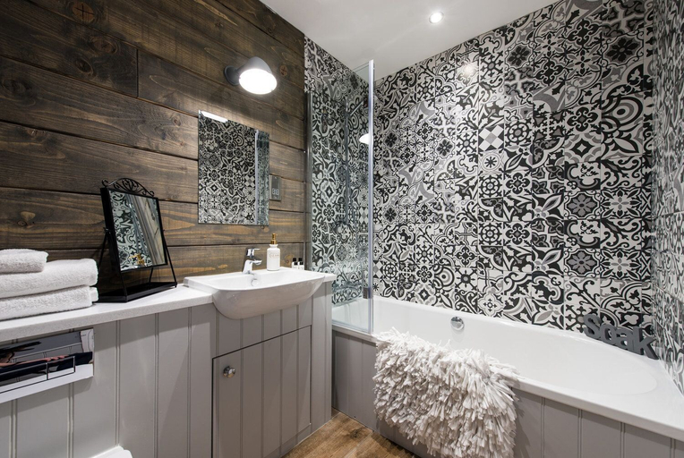 Bathroom 5, Kilchrenan Inn, Argyll and Bute