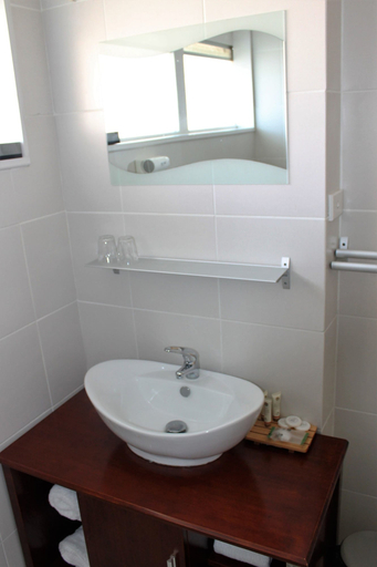 Bathroom 4, Hospitality Geraldton, SureStay Collection by Best, Geraldton