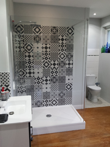 Bathroom 5, 13 Bees, Charente