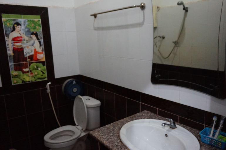 Bathroom 5, Khamsaner Hotel, Vientiane