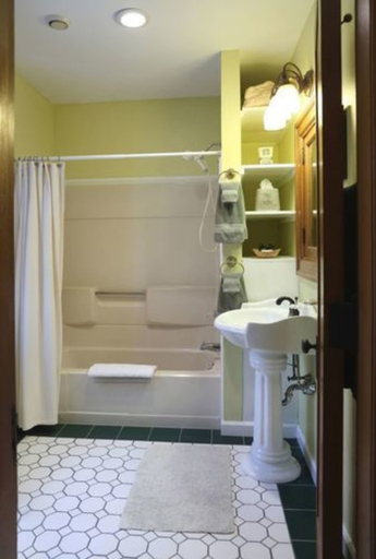Bathroom 4, The Lilac Inn, Rutland