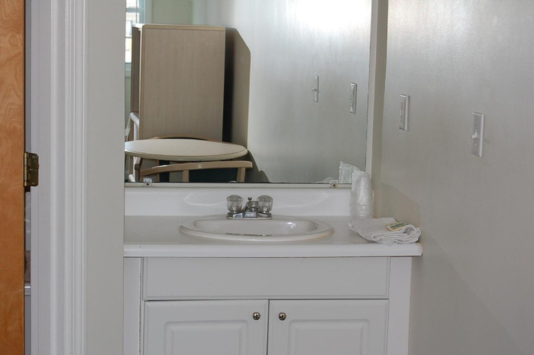 Bathroom 3, Point 1 Motel, Washington