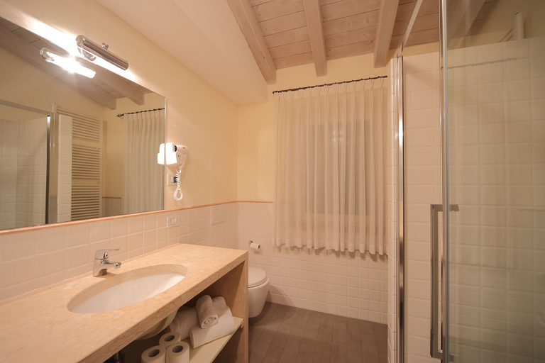 Bathroom 5, Hotel Villa Moron, Verona