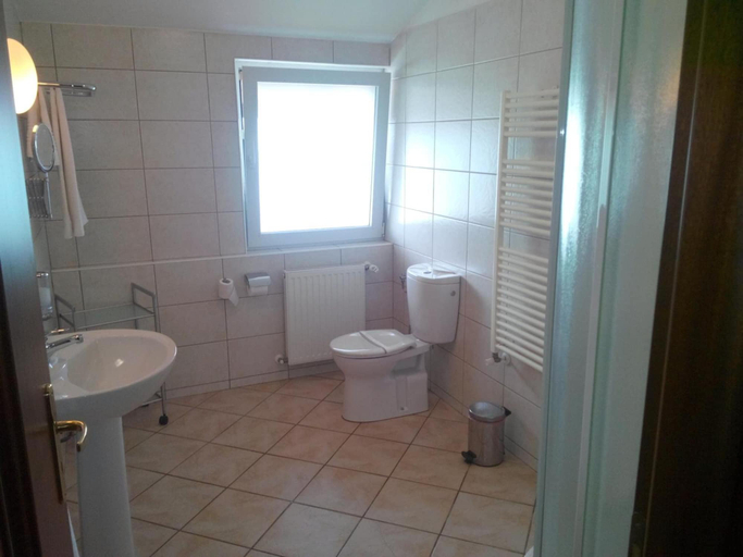 Bathroom 4, Hotel Baneasa Parc, Municipiul Bucuresti