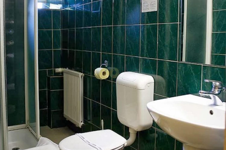 Bathroom 3, Hotel Bara Junior, Budapesti