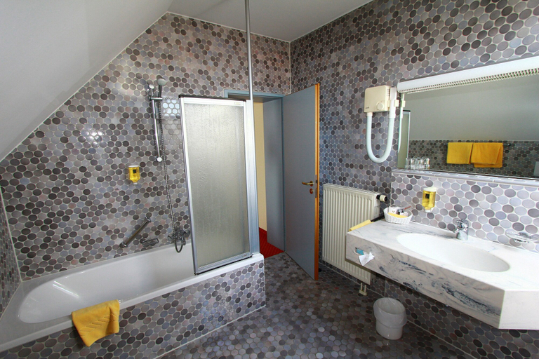 Bathroom 5, Abasto Hotel Eichenau, Fürstenfeldbruck