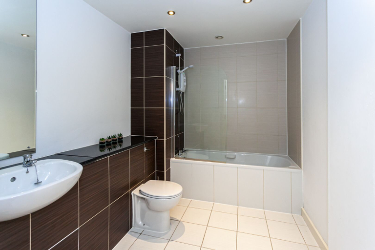 Bathroom 3, Stunning Manchester Apartment, Manchester