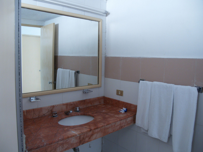 Bathroom, El Tropicano, Acapulco de Juárez