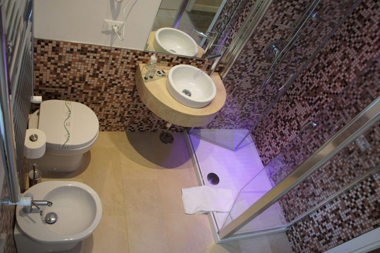 Bathroom 5, Hotel Navona, Rome