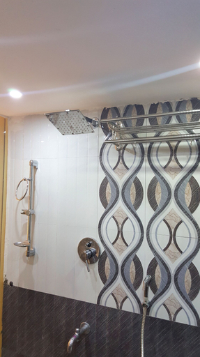 Bathroom 4, Hotel City Centaur, Bangalore