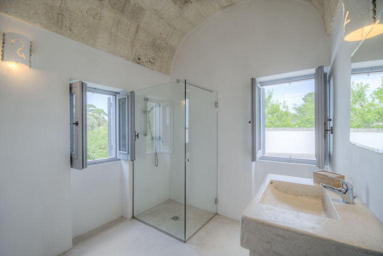 Bathroom 3, Trullo Grotta Cisternino by Typney, Brindisi