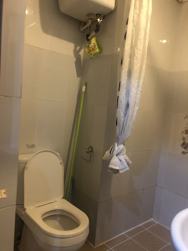 Bathroom, Studio Apartment Nagoya Mansion Batam, Batam