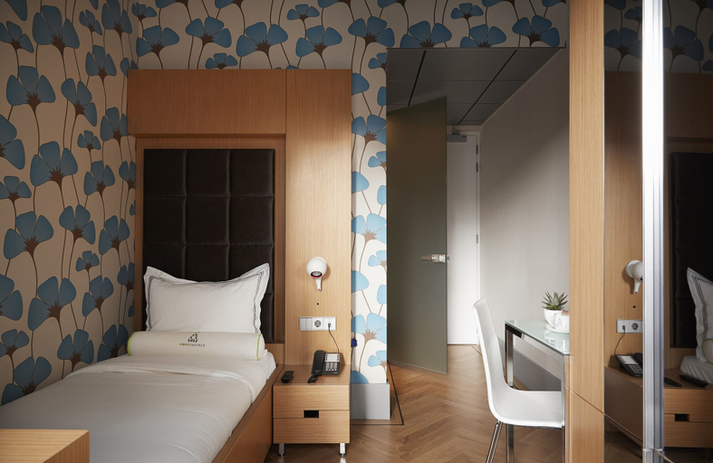 Bedroom 2, Amadi Park Hotel, Amsterdam