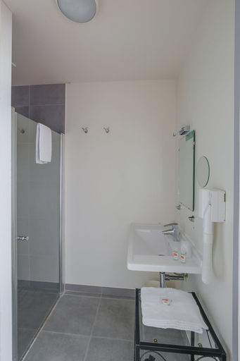 Bathroom 3, LOGIS Hotel ARCADIA, Côtes-d'Armor