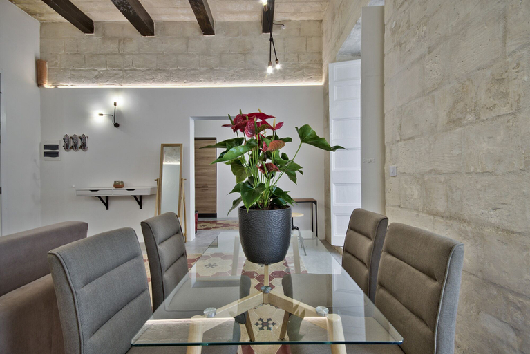 Others 5, Vallettastay - Zoe