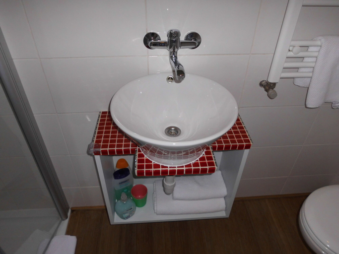 Bathroom 3, Midi Residence, Bruxelles