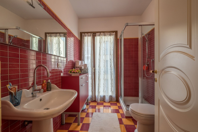 Bathroom 3, Ghirlandaio Apartment, Florence