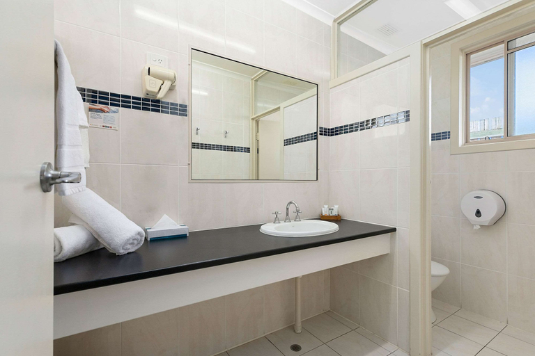 Bathroom 3, Econo Lodge Park Lane, Bundaberg