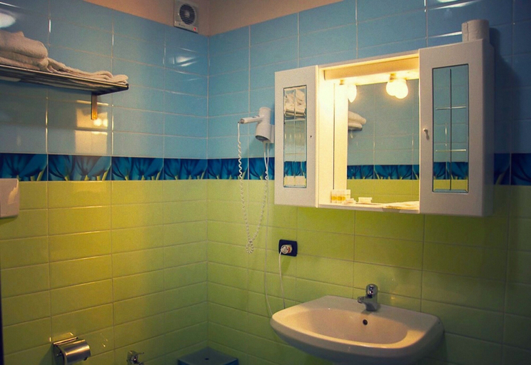 Bathroom 5, Hotel Ristorante La Perla, Novara