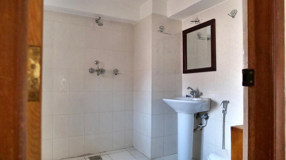Bathroom 4, Sunny Guest House and Cafe, Bagmati