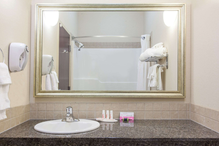 Bathroom 3, Ramada by Wyndham Pincher Creek, Division No. 3