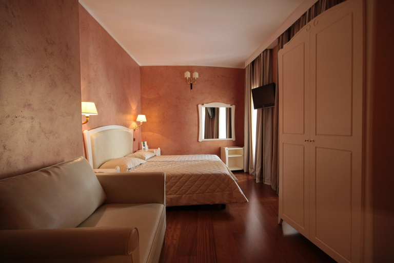 Bedroom 2, Hotel Rojan, L'Aquila