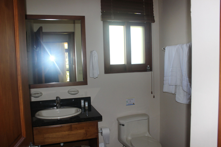Bathroom 4, Club del cielo Unit 1, Garabito