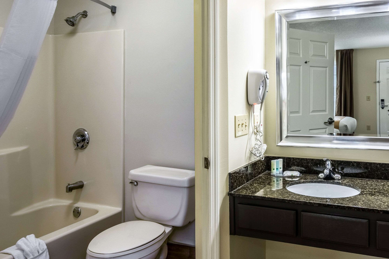 Bathroom 4, Quality Inn University Area, Lee
