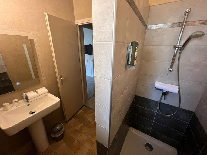Bathroom 4, Logis Hotel-Restaurant Saint Romain, Rhône