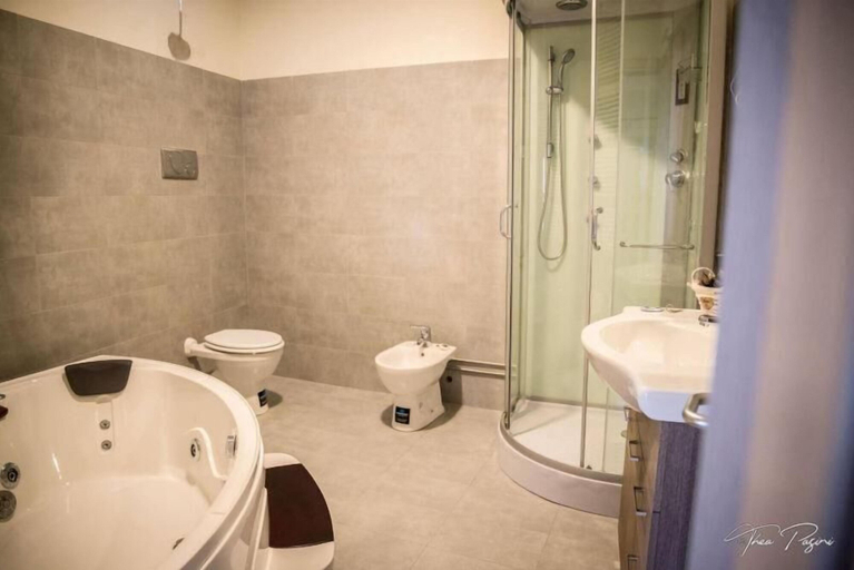 Bathroom 5, Hotel Lonatino, Brescia
