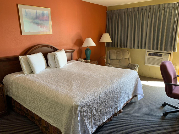 Bedroom 5, Executive Inn, Ford
