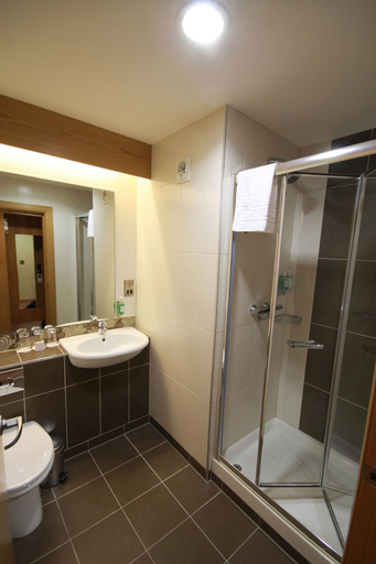 Bathroom 5, Belmore Court & Motel, Fermanagh and Omagh
