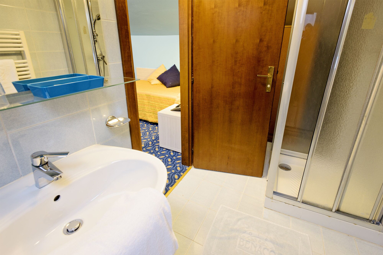 Bathroom 4, Hotel Benaco, Trento