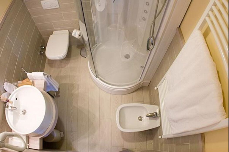 Bathroom 3, Hotel KUBE, Trento
