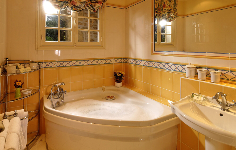 Bathroom 5, Hotel La Metairie, Dordogne