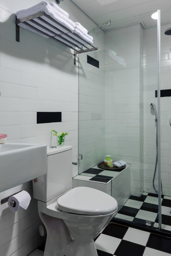 Bathroom 5, The New Port Hotel Tel Aviv