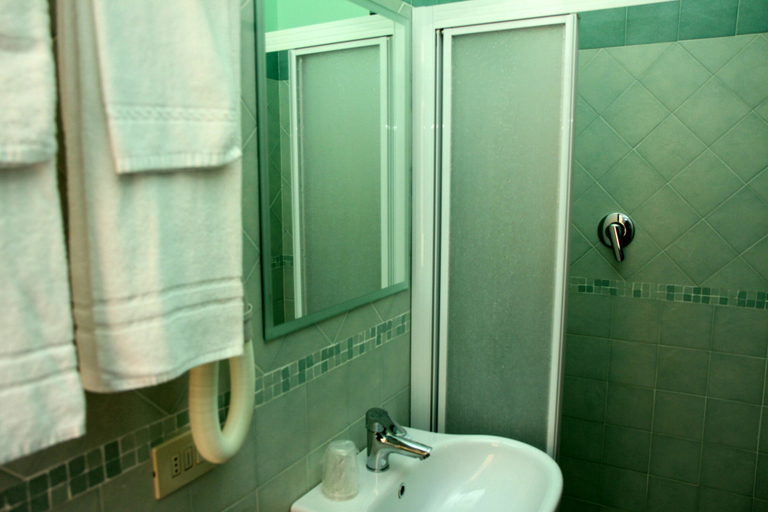 Bathroom 4, Hotel Azzurra, Rimini