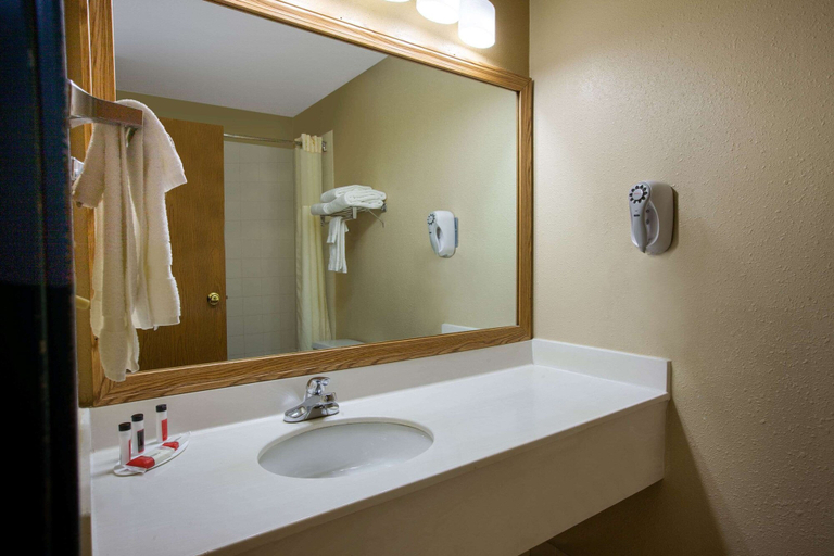 Bathroom 4, Baymont by Wyndham Franklin, Johnson