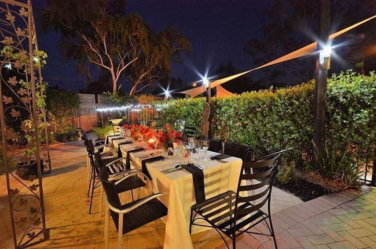 Food & Drinks, Vatu Sanctuary, Alice Springs- Charles