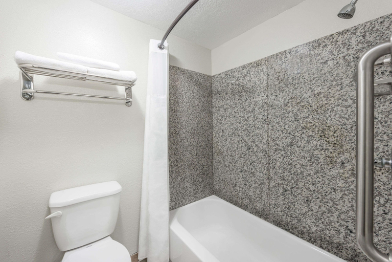 Bathroom 4, Super 8 by Wyndham Moberly MO, Randolph
