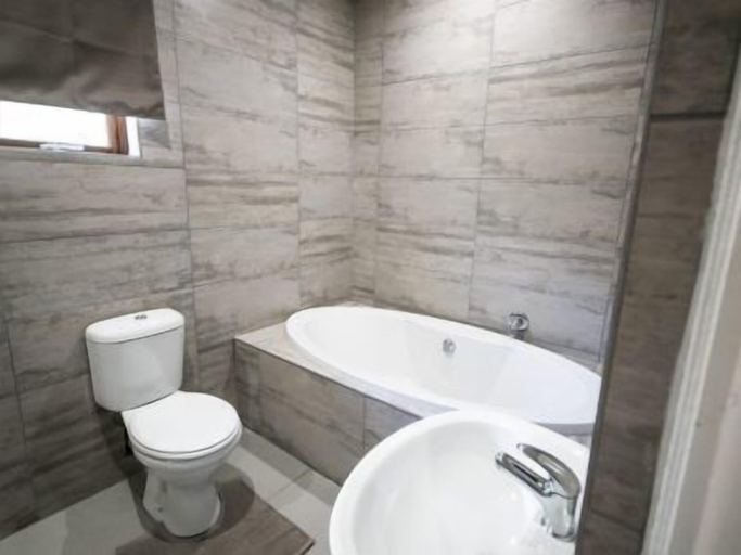 Bathroom 3, The Royal Guest House, Dr Kenneth Kaunda