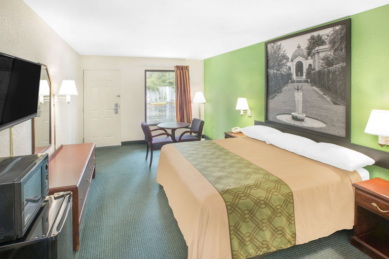 Bedroom 3, Super 8 by Wyndham Mobile, Mobile