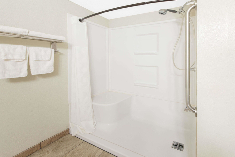 Bathroom 4, Super 8 by Wyndham Moberly MO, Randolph