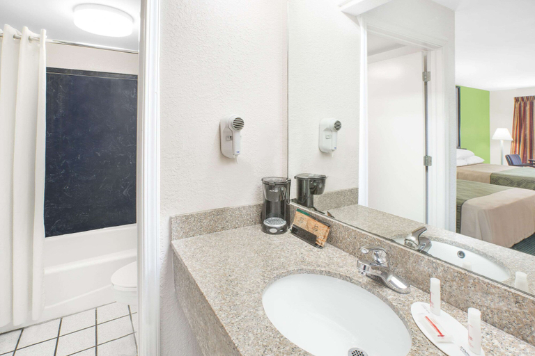 Bathroom 4, Super 8 by Wyndham Mobile, Mobile