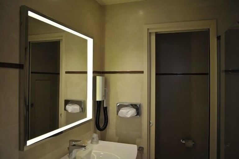 Bathroom 4, Hotel De L'Universite, Paris