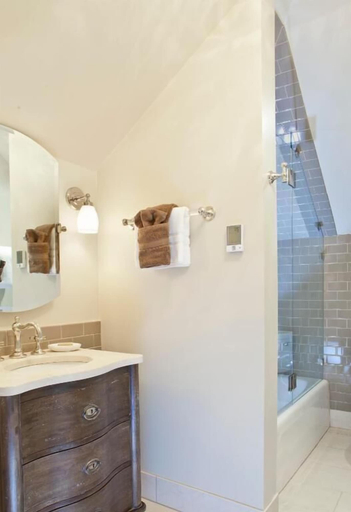 Bathroom 5, Edwards House, Larimer